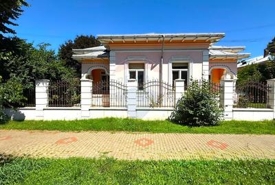 Casa interbelica de vanzare - probabil cea mai frumoasa din Roman - 1