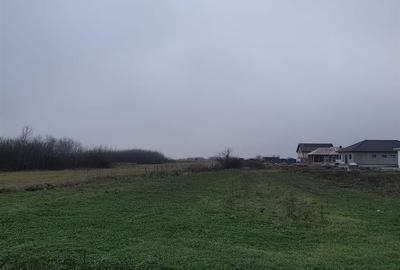 Teren intravilan de 1900 mp, în Cihei