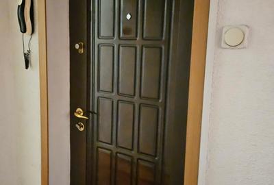 Apartament cu 4 camere decomandat în Tei