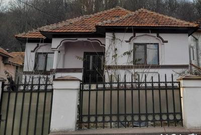 Casă individuală cu 5 camere în Central