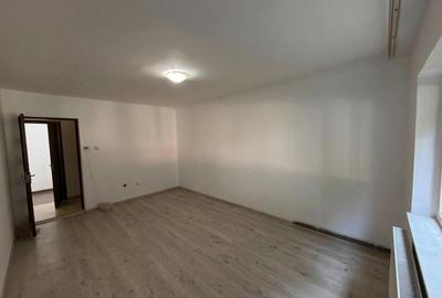 Apartament cu 3 camere decomandat 72 M² cu balcon și pivniță - 2