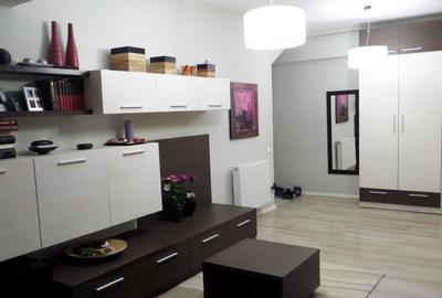 Apartament cu 3 camere semidecomandat, mobilat în Apărătorii Patriei