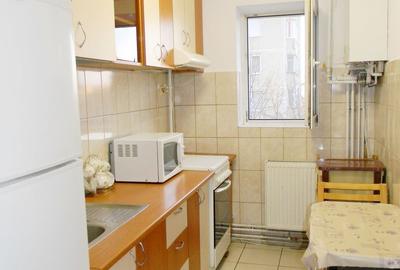 Apartament cu 3 camere semidecomandat, mobilat în Tractorul
