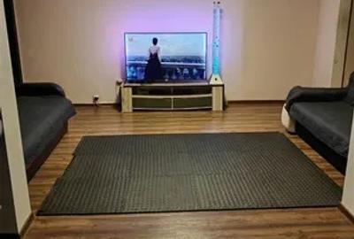 Apartament cu 3 camere semidecomandat în Podu Roș