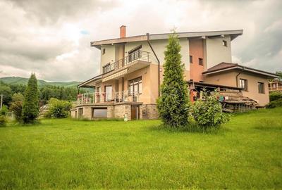 Casă cu 5 camere în Sadu