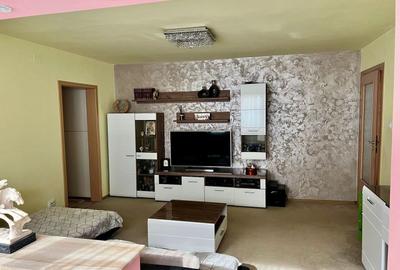 Apartament cu 3 camere semidecomandat, mobilat în Girocului