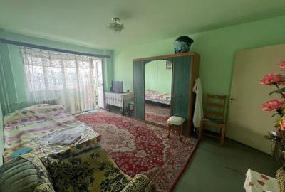 Apartament cu 3 camere semidecomandat, mobilat în Gorjului