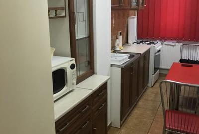 Apartament cu 2 camere semidecomandat, mobilat în Tei