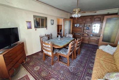 Apartament cu 3 camere semidecomandat în Tei