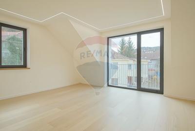 La poalele Tâmpei — vilă contemporană în Schei - 14