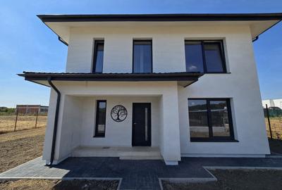 Casa langa padure cu curte generoasa 704 mp - 1