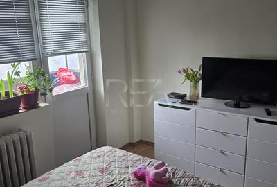 Apartament cu 3 camere decomandat, mobilat în Păcii