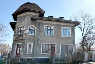 Vilă interbelica cu suflet, curte mare și vedere spre dealuri - 2