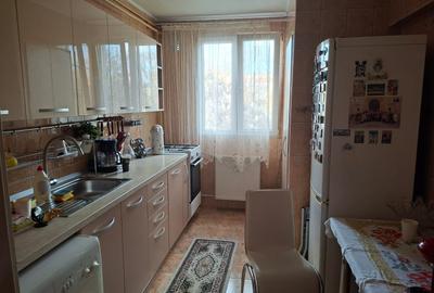 Apartament cu 3 camere decomandat, mobilat în Titan