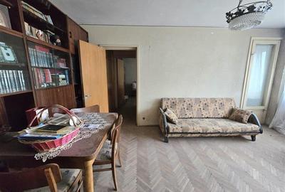 Apartament cu 3 camere semidecomandat în Bucureștii Noi