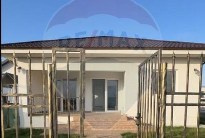 Casă cu 3 camere  toate utilitățile - 105.000E cu teren in  concesiune - 1