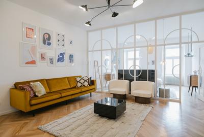 Apartament cu 3 camere semidecomandat, mobilat în Central