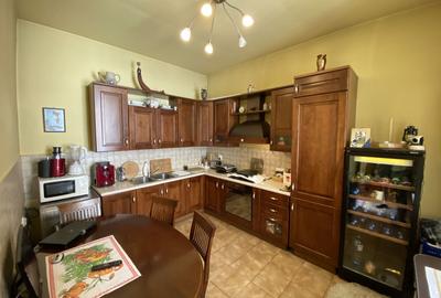 Apartament cu 2 camere semidecomandat, mobilat în Central