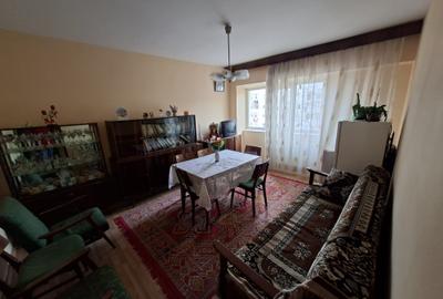 Apartament cu 4 camere, decomandat, etaj 2/4, zona Dacia - 1