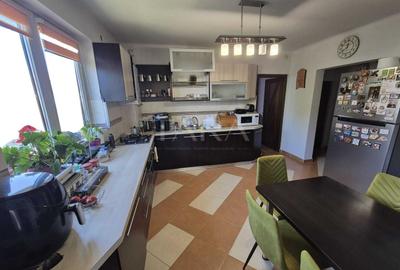 Casă cu grădină generoasă, perfectă pentru familie - Luna de Sus. - 1