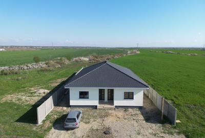 Casă Modernă de Vânzare 3 Camere, 2 Băi, Terasă Acoperită Zona în Dezvoltare - 1