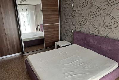 Apartament cu 3 camere semidecomandat, mobilat în Progresul