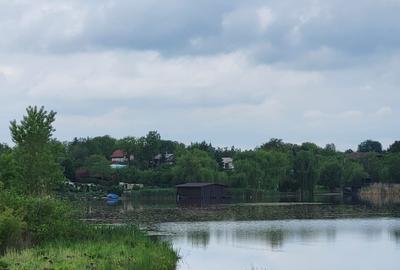 Acces direct la lac, utilități, locație premium – terenul ideal în Izvorani - 1