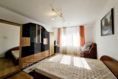 Apartament cu 3 camere decomandat, mobilat în Cetate