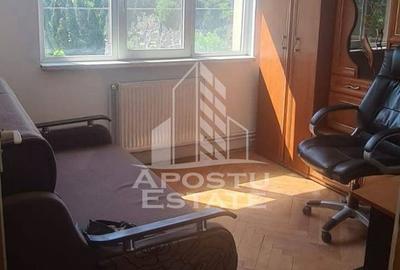 Apartament cu 3 camere, decomandat, etajul 2 , centrala proprie - 4