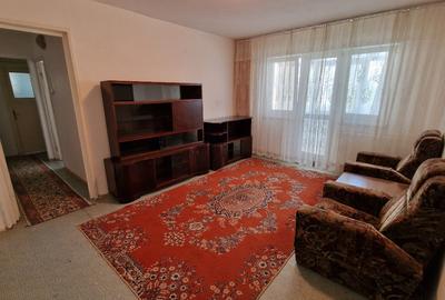 Apartament cu 4 camere semidecomandat în Craiovița Nouă