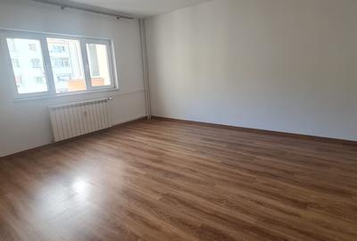 Apartament cu 3 camere decomandat, mobilat în Decebal