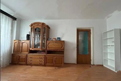 Apartament cu 3 camere semidecomandat în Pantelimon