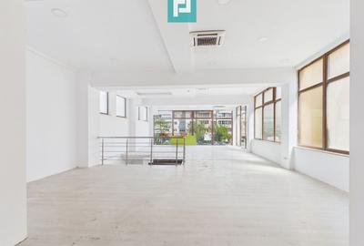 Spațiu comercial renovat, vitrină 8 m, Etaj 1 - 3