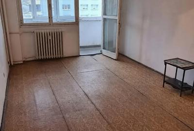 Apartament cu 3 camere decomandat în Lacul Tei