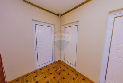 Casă cu 7 camere, 10 ari de vânzare la drumul principal cu 2 intrari - 17