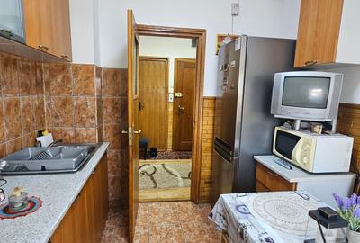 Vand apartament de 3 camere,decomandate ,confort 1 situat pe str.Uzinei - 6