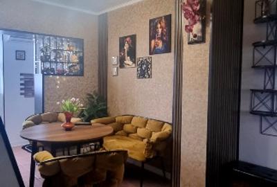 Apartament cu 3 camere decomandat, mobilat în Micro 4