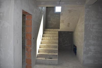 Casă individuală cu 5 camere în Moșnița Nouă