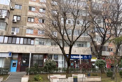 Apartament cu 3 camere semidecomandat în Tineretului
