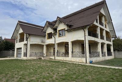 Casă individuală cu 8 camere în Dumbrăvița