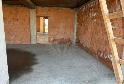 Casa la rosu. Strejnicu. 6 camere - 10