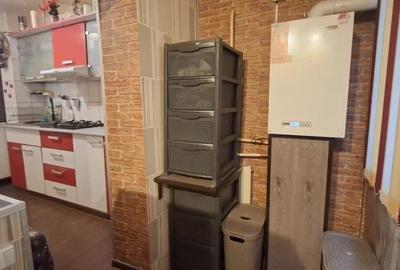 Apartament cu 3 camere decomandat în Nicolina