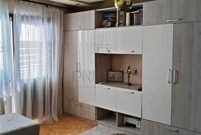 Apartament cu 3 camere semidecomandat, mobilat în Lipovei