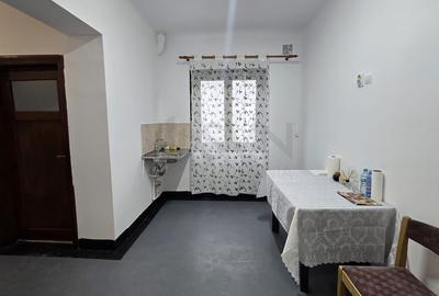 Apartament cu 3 camere semidecomandat în Unirii