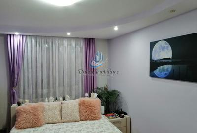 Apartament cu 3 camere decomandat în Periferie