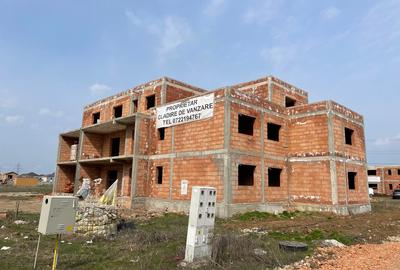 PROPRIETAR, persoana juridica, BLOC 7 ap + ! SAD la parter, langa PADURE si LAC - 4