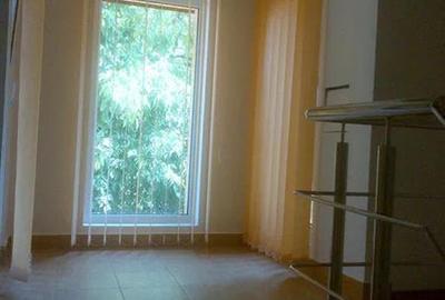 Vila de ?nchiriat ? Spatiu exclusiv pentru birouri, 100 mp utili + curte, zona M - 6