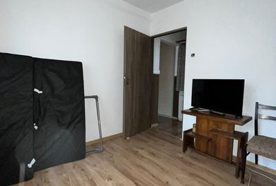 Apartament cu 3 camere semidecomandat, mobilat în Dacia