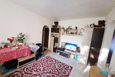 Apartament cu 3 camere semidecomandat, mobilat în Rahova