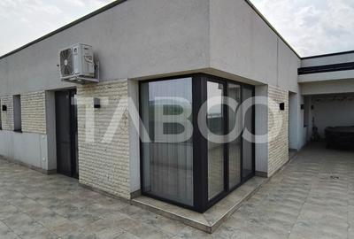 Penthouse cu 4 camere decomandat, mobilat în Central